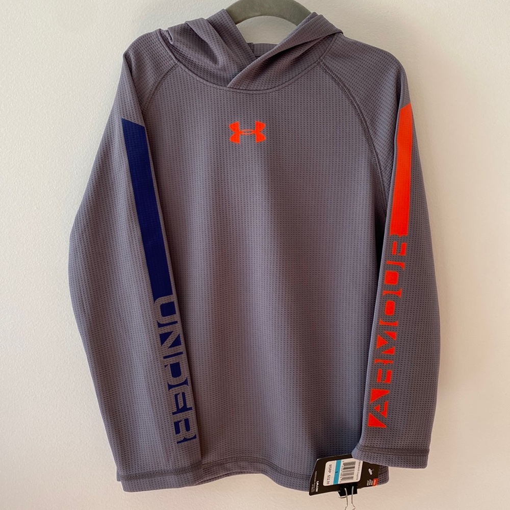 Boy’s Under Armour hooded long sleeve shirt - size 5